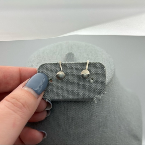 Vintage White Faux Pearl Silver Tone Screwback Stud Earrings - Picture 6 of 6